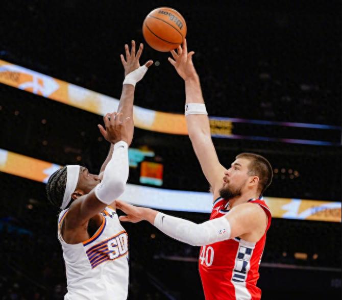 伦纳德哈登缺阵！ 布克24+6+7太阳6人上双送快船3连败