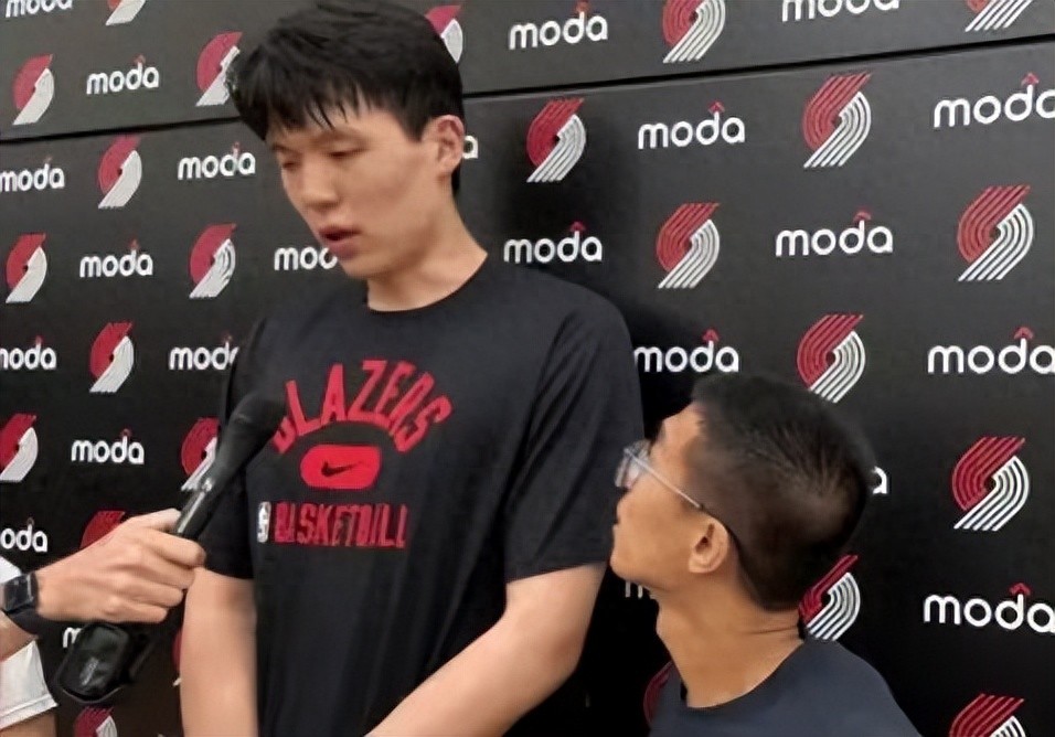 真尴尬！杨瀚森翻译进入开拓者教练组是谣传，原来只是捡球！