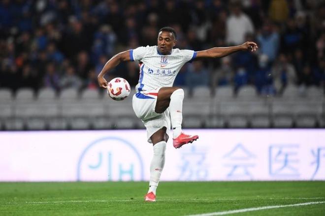 亚冠激烈冲突！米内罗点球破门，10人互相推搡，柔佛门将贴脸怒吼